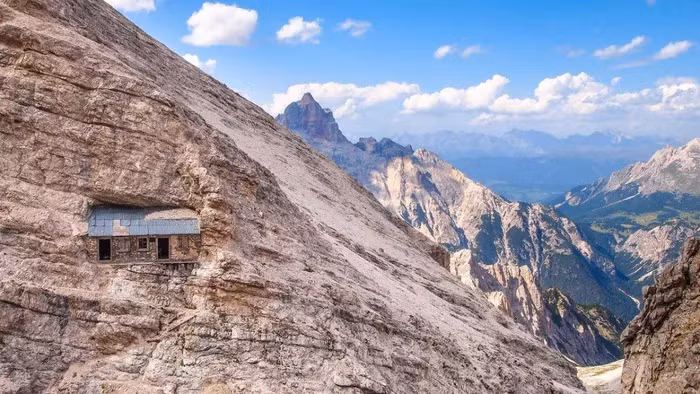 Tuyến đường Via Ferrata Ivano Dibona hiện đã được trang bị dây cáp, bậc thang và thang thép nhằm hỗ trợ những người leo núi cố gắng vượt qua địa hình nguy hiểm này và đến thăm ngôi nhà