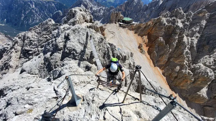 Khoảng một thế kỷ trước, việc leo lên vị trí cao, hẻo lánh trên núi này chỉ có thể thực hiện được bằng cách sử dụng thang dây và cáp treo