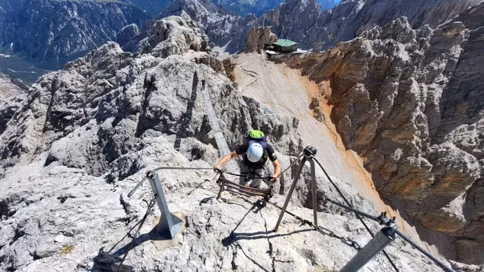 Khoảng một thế kỷ trước, việc leo lên vị trí cao, hẻo lánh trên núi này chỉ có thể thực hiện được bằng cách sử dụng thang dây và cáp treo