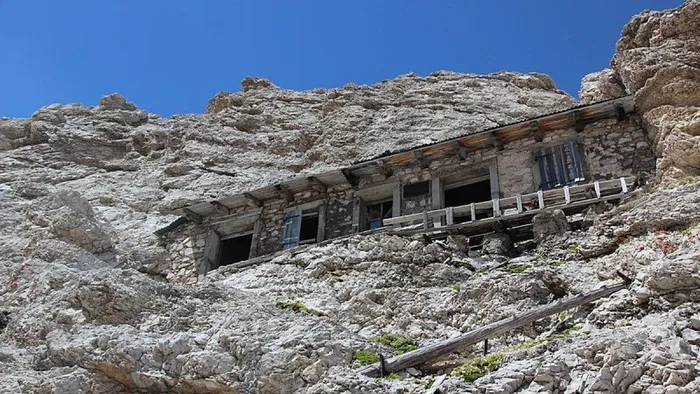 Thoạt nhìn, du khách sẽ có cảm giác như bước ra khỏi ngưỡng cửa của nơi trú ẩn là lao thẳng xuống vực thẳm bên dưới