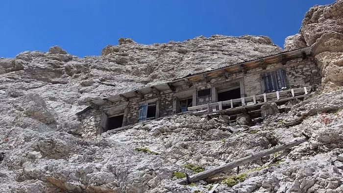 Thoạt nhìn, du khách sẽ có cảm giác như bước ra khỏi ngưỡng cửa của nơi trú ẩn là lao thẳng xuống vực thẳm bên dưới