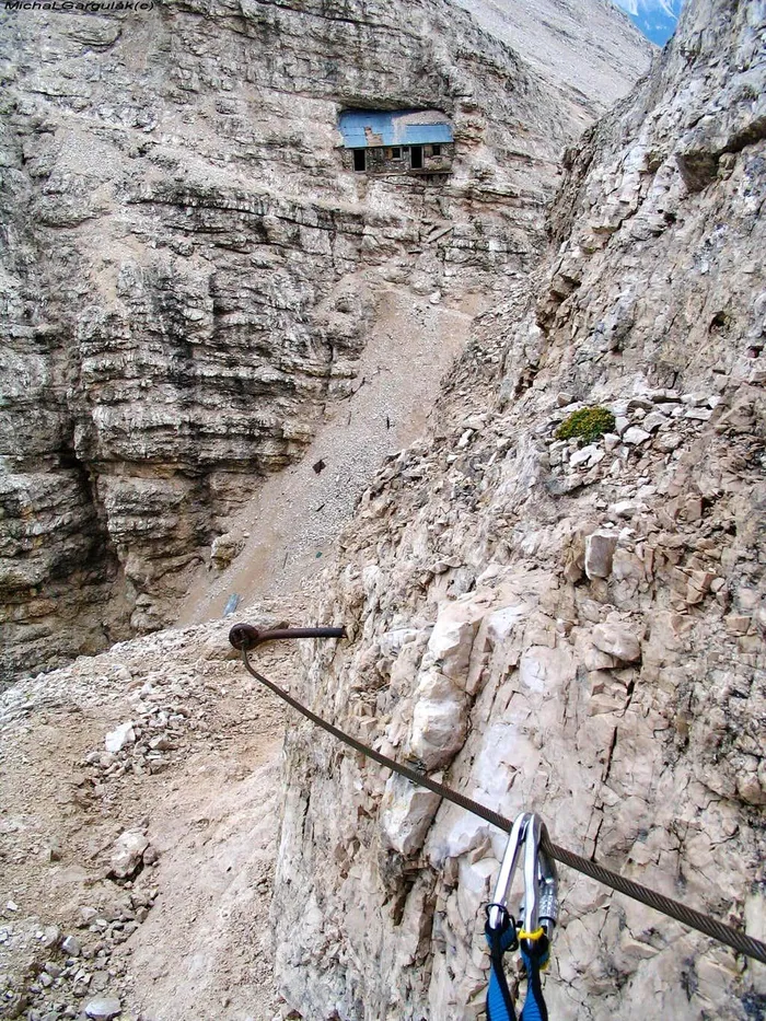 Ngày nay, để đến được ngôi nhà, du khách phải đi qua một con đường mòn trên núi di chuyển khó khăn và nguy hiểm nhưng không dễ tiếp cận