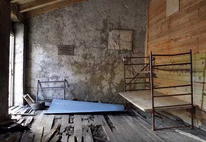 Buffa Di Perrero có đủ chỗ để kê ghế cho du khách dừng nghỉ ngơi, với 2 cửa ra vào, 4 cửa sổ được đóng khung bằng gỗ