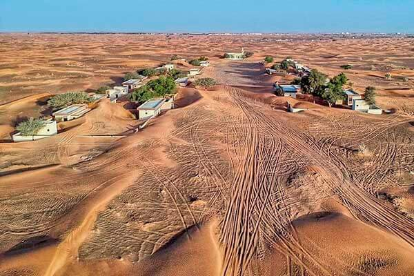 Ban ngày," thị trấn ma" Al Madam không khác gì những ngôi làng khác, với dấu vết cho thấy người dân bản địa từng sống ở đó. Tuy nhiên, vào buổi tối, ngôi làng biến mất, chỉ còn lại cát vàng.