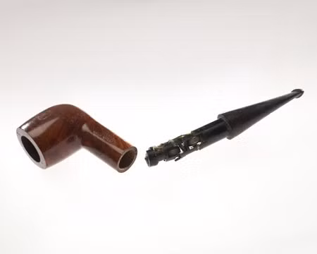 6. Chiếc tẩu đặc biệt: Thiết kế bên trong có máy phát radio siêu nhỏ, cho phép điệp viên nghe thông tin qua xương hàm mà vẫn ngậm tẩu thuốc.