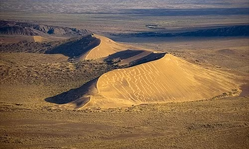 Một số câu chuyện kỳ ảo của những nhà thám hiểm như Marco Polo đã mô tả về những âm thanh kỳ quái, dẫn đến sự tò mò và nghiên cứu sâu rộng về nguyên nhân của hiện tượng này.