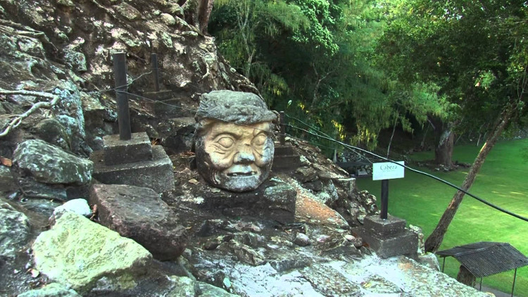 Một nhóm người dân địa phương sau đó phát hiện ra La Ciudad Blanca ẩn mình giữa rừng nhiệt đới, với một kim tự tháp và di tích lịch sử quan trọng.