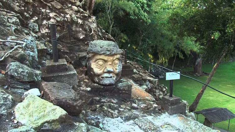 Một nhóm người dân địa phương sau đó phát hiện ra La Ciudad Blanca ẩn mình giữa rừng nhiệt đới, với một kim tự tháp và di tích lịch sử quan trọng.