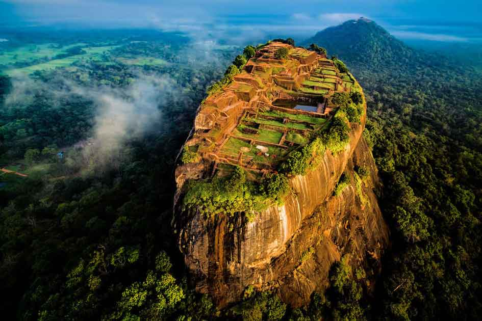 2. Sigiriya: Vua Kassapa của Sri Lanka đã xây dựng cung điện trên một khối đá khổng lồ cao 200m.