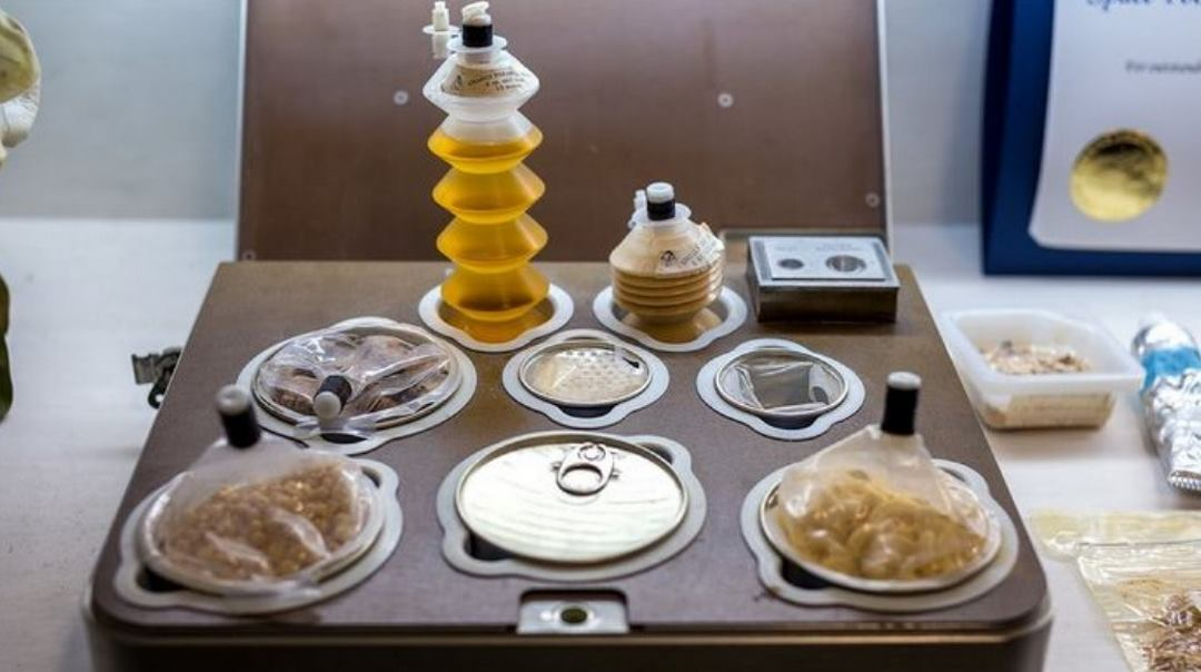 Từ những năm 1960, NASA đã cải tiến công nghệ bảo quản và chế biến thực phẩm để tăng hương vị và dinh dưỡng cho phi hành gia. Các món ăn ngày càng phong phú và ngon miệng hơn.