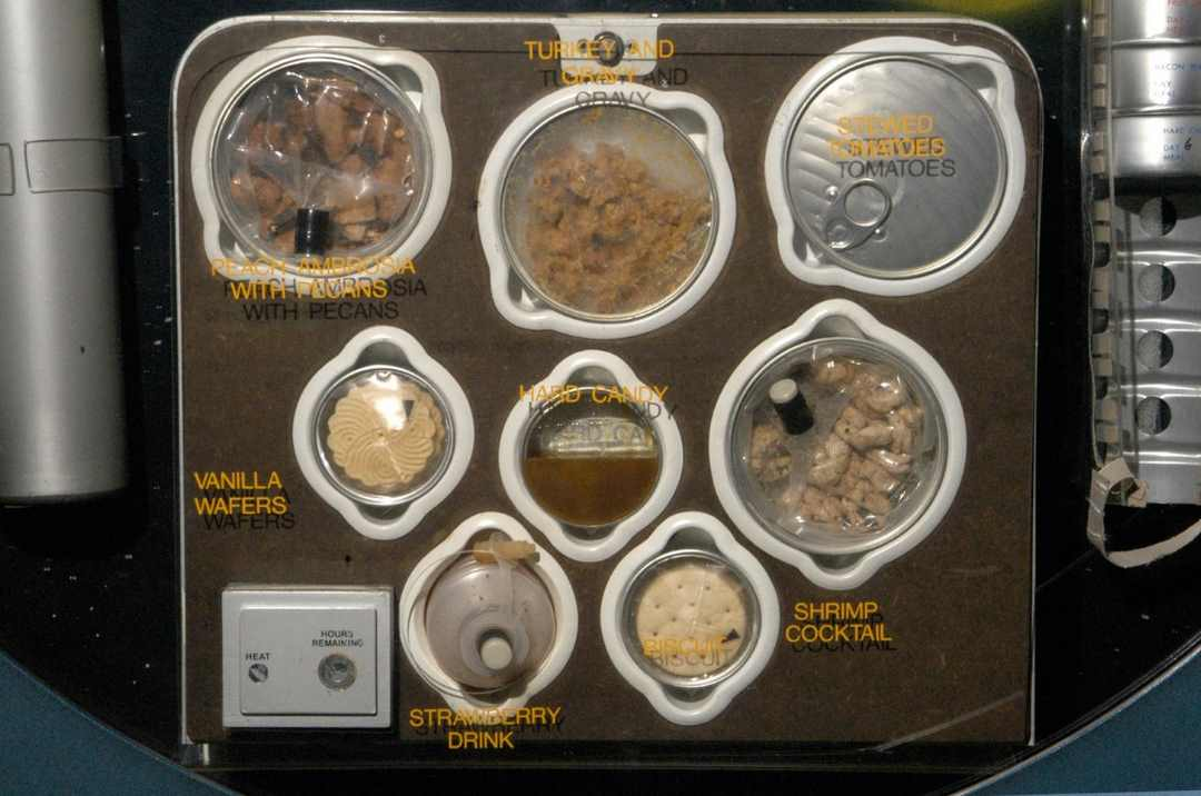 1969: Thực phẩm được làm nóng và ăn bằng thìa.