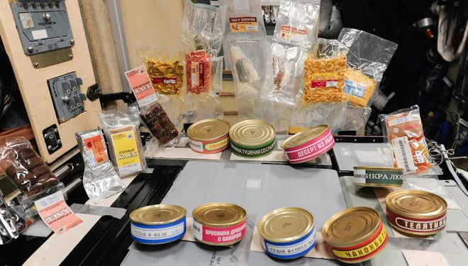 1983: Thức ăn phong phú hơn với khay đồ ăn và thực phẩm tươi sống.