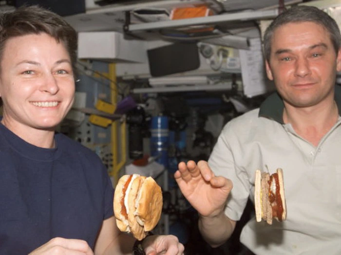 Đồ ăn của phi hành gia phải có hạn sử dụng tối thiểu 5 năm.