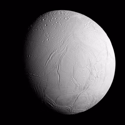 Enceladus là vệ tinh lớn thứ sáu của Sao Thổ. Nó được nhà thiên văn học William Herschel phát hiện vào năm 1789.