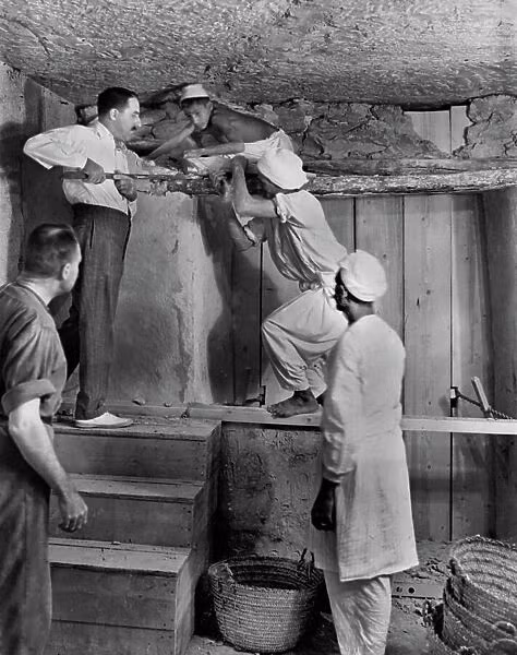 Nhà khoa học Ross Fellowes cũng lưu ý rằng các tỷ lệ tử vong cao được ghi nhận sau khi mở các ngôi mộ có thể liên quan đến các triệu chứng của các bệnh phát sinh từ phóng xạ, như suy tim mạch và ung thư.