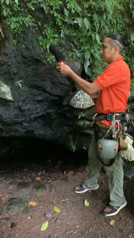 Hang tử thần tạo ra khoảng 30kg CO2 mỗi giờ, khiến nó trở thành một trong những hang động nguy hiểm nhất Costa Rica.