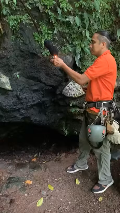 Hang tử thần tạo ra khoảng 30kg CO2 mỗi giờ, khiến nó trở thành một trong những hang động nguy hiểm nhất Costa Rica.