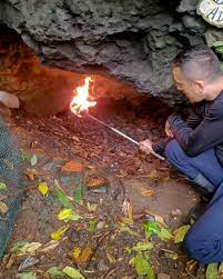 Các hướng dẫn viên du lịch thường sử dụng ngọn đuốc để minh họa sự nguy hiểm của hang, khi ngọn lửa tắt ngay lập tức do thiếu oxy và nồng độ CO2 cao.