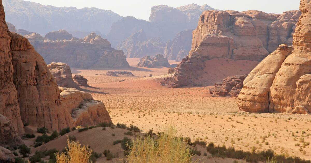 5. Sa mạc Wadi Rum: Sa mạc Wadi Rum là một trong những nơi có cảnh quan kỳ lạ nhất trên Trái Đất. Những vách đá trông không giống bất cứ vách đá nào khác trên hành tinh. Nhiều bộ phim nổi tiếng đã được quay tại đây như Transformer: Revenge of the Fallen.
