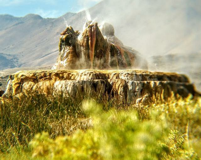 1. Fly Geyser, Mỹ: Là một trong những " thiên đường" có thật trên Trái đất, Fly Geyser là một sự hi hữu của thiên nhiên và con người. Người ta dự tính xây dựng một cái giếng ở đây, tuy nhiên trong quá trình khoan, một sơ sót khiến cho nước phun lên bề mặt, sau nhiều năm bồi tụ các chất trong dòng nước ngầm, một ngọn núi cao khoảng 1,5 mét đã hình thành và vẫn đang tiếp tục tăng kích thước.