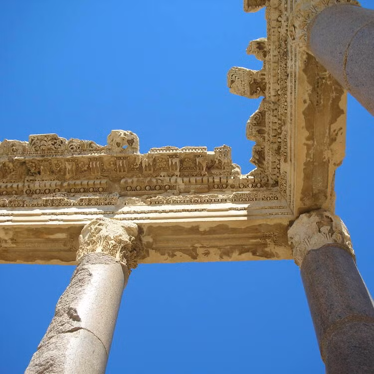 Mặc dù thường được coi là công trình của La Mã cổ đại, Baalbek có nguồn gốc từ một nền văn minh lâu đời hơn, có thể là sự kết hợp giữa Phoenicia và La Mã. Điều này làm nên một phần của sự độc đáo và bí ẩn của nó.