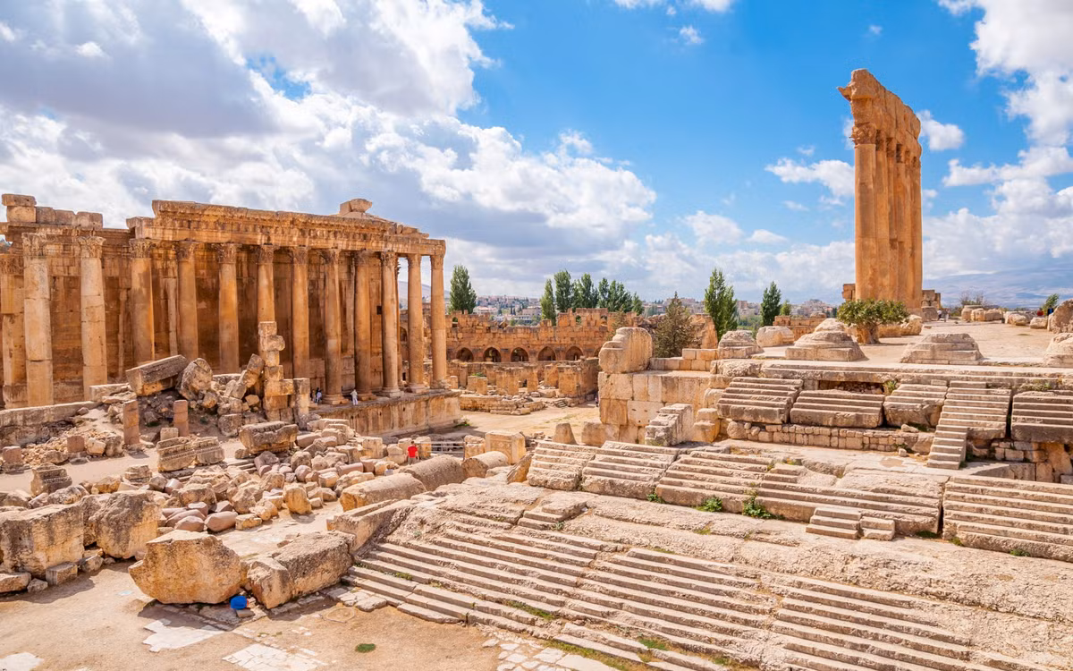 Ba tảng đá lớn dưới nền đền thờ, mỗi tảng nặng hàng nghìn tấn, đặt cách mặt đất 4 mét và được cắt thủ công với độ chính xác đáng kinh ngạc. Cách thức vận chuyển và đặt chúng vẫn là một bí ẩn lớn đối với các nhà khoa học.