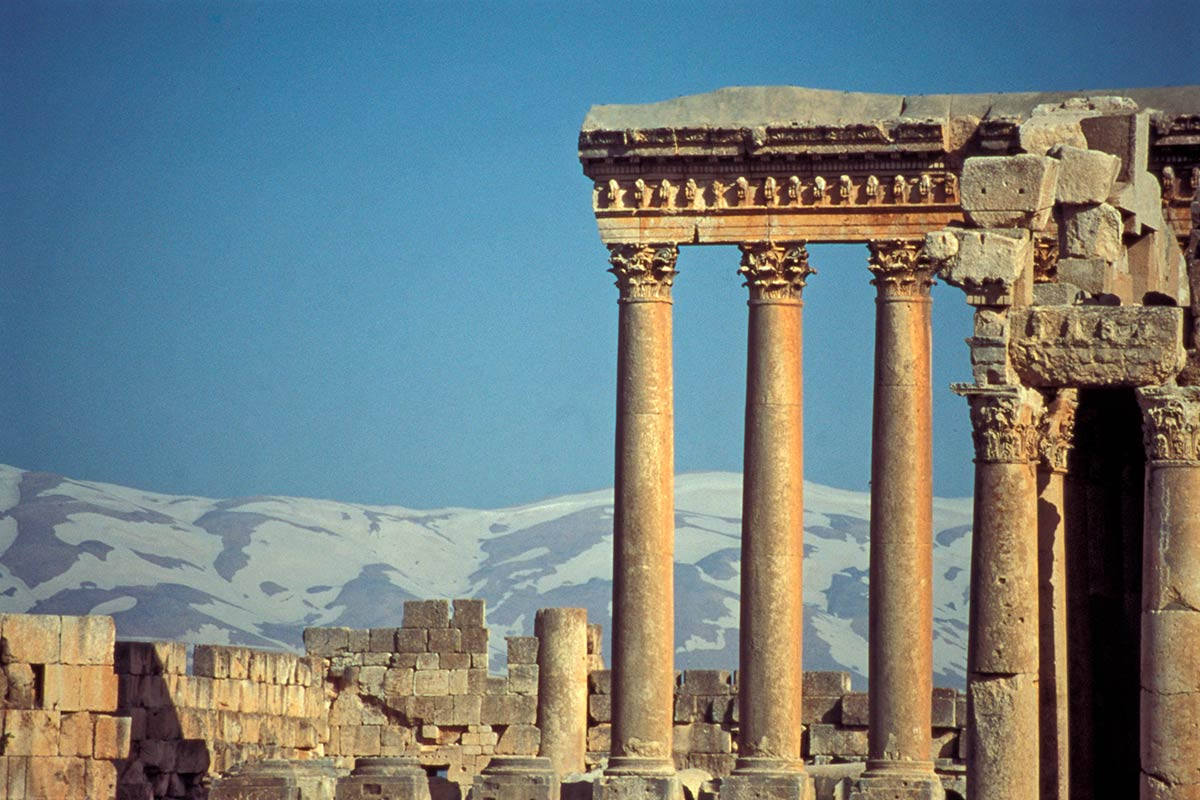Đặc điểm nổi bật nhất của Baalbek là ba bệ đá khổng lồ, cùng với các cột, tượng, bậc và cổng đá khác, thể hiện sự khéo léo và trí tuệ của người xưa.