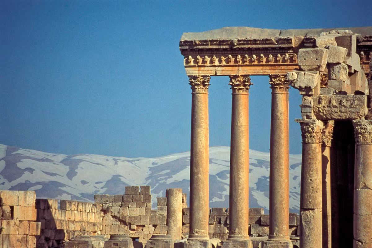 Đặc điểm nổi bật nhất của Baalbek là ba bệ đá khổng lồ, cùng với các cột, tượng, bậc và cổng đá khác, thể hiện sự khéo léo và trí tuệ của người xưa.