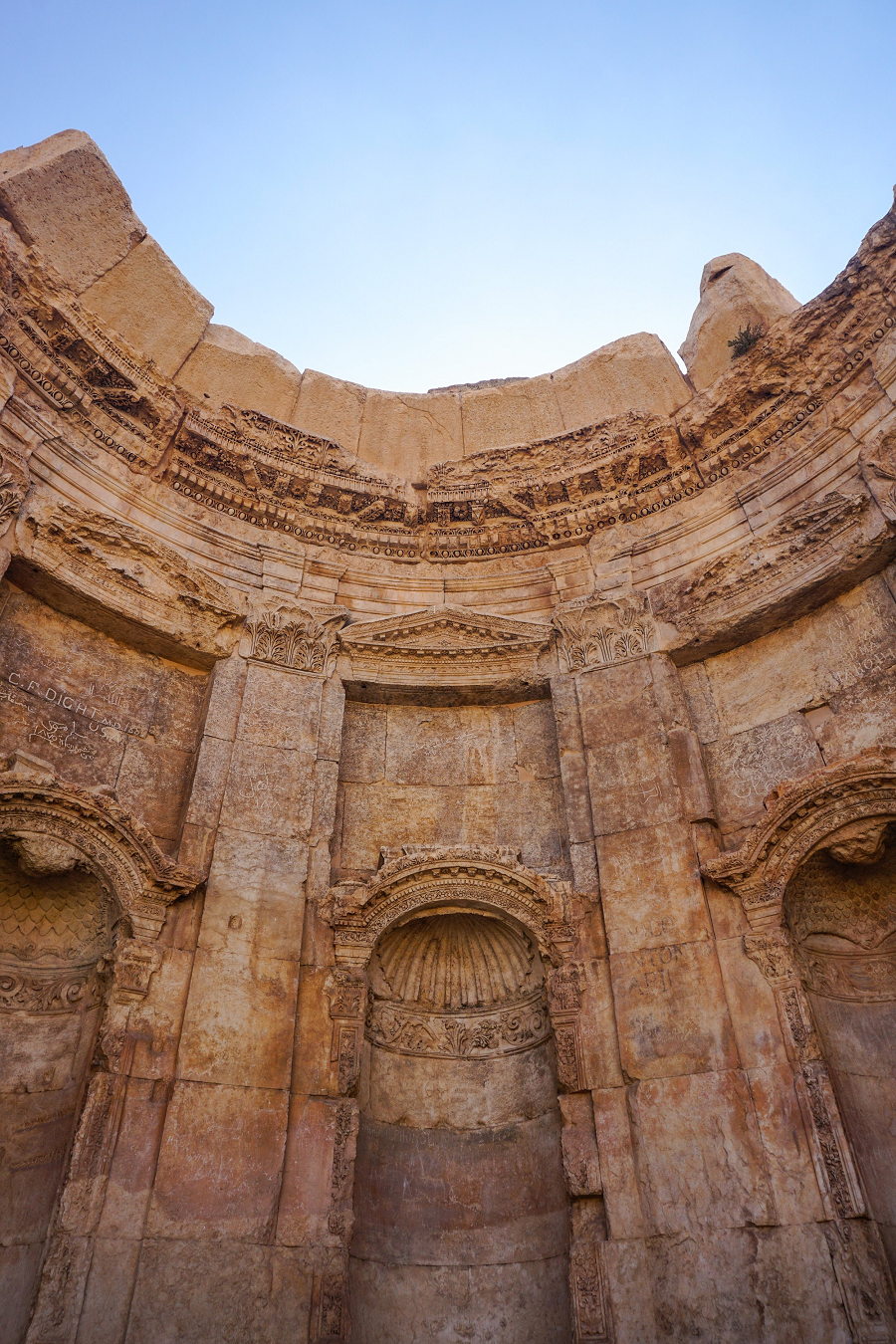 Có nhiều giả thuyết về quá trình xây dựng Baalbek, từ việc sử dụng công nghệ tiên tiến của con người đến các giả thuyết liên quan đến người ngoài hành tinh hoặc các siêu văn minh cổ đại.