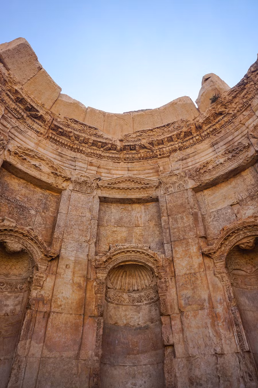 Có nhiều giả thuyết về quá trình xây dựng Baalbek, từ việc sử dụng công nghệ tiên tiến của con người đến các giả thuyết liên quan đến người ngoài hành tinh hoặc các siêu văn minh cổ đại.