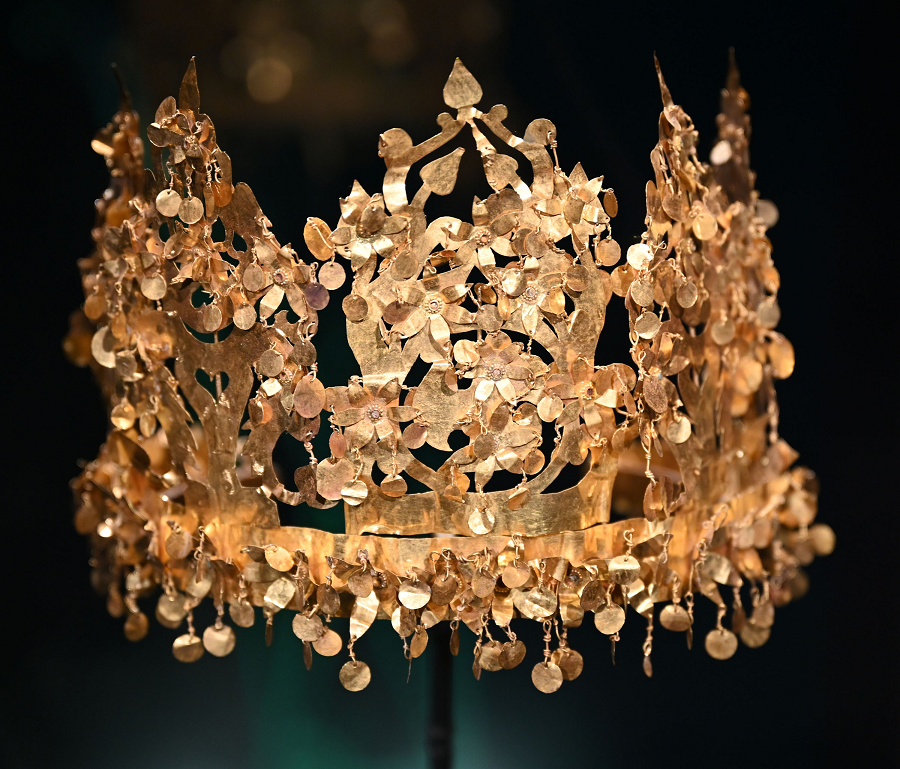 8. Kho báu Tillia Tepe: Tillia Tepe, nằm ở phía Bắc Afghanistan, là nơi chứa khoảng 20.000 vật dụng bằng vàng ròng, được tìm thấy trong 6 lăng mộ có niên đại thuộc thế kỷ thứ 1 trước Công nguyên. Kho báu này bao gồm hàng ngàn đồ trang sức bằng vàng và đá quý.