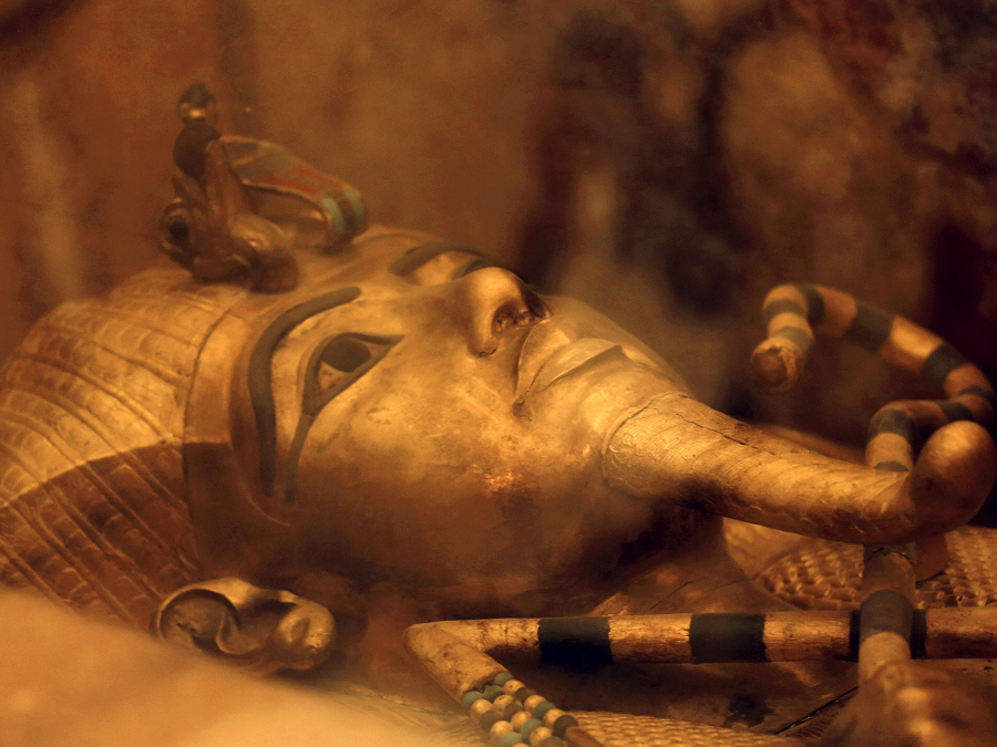 4. Ngôi mộ của Nebkheperura Tutankhamun: Ngôi mộ của vua Tutankhamun tại Thung lũng của các vị vua ở Luxor chứa nhiều cổ vật quý giá như quan tài 3 lớp, tượng vàng, và hàng ngàn món trang sức. Ngôi mộ được phát hiện vào năm 1922 bởi nhà khảo cổ Howard Carter và vẫn là một trong những kho báu nổi tiếng nhất thế giới.