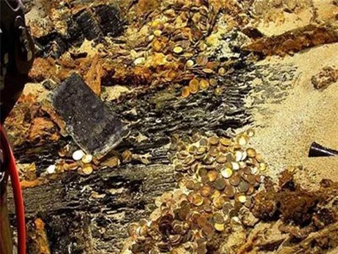 3. Kho báu Thiên Nga Đen: Kho báu này được trục vớt từ một con tàu đắm 400 năm trước ở lòng Đại Tây Dương, bao gồm nửa triệu đồng tiền bằng vàng, bạc và nhiều đồ quý giá khác. Công ty Odyssee giữ bí mật về giá trị và nguồn gốc của kho báu này.