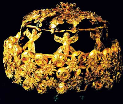 2. Kho báu Nimrud: Kho báu Nimrud ở Iraq được coi là một trong những kho báu lớn nhất khu vực Trung Đông. Thành phố Nimrud, thủ đô của Assyria, được xây dựng vào thế kỷ 13 trước Công nguyên. Kho báu này bao gồm nhiều phù điêu, tượng vàng bạc châu báu, và những món nữ trang bằng vàng được tìm thấy trong các hầm mộ hoàng gia.