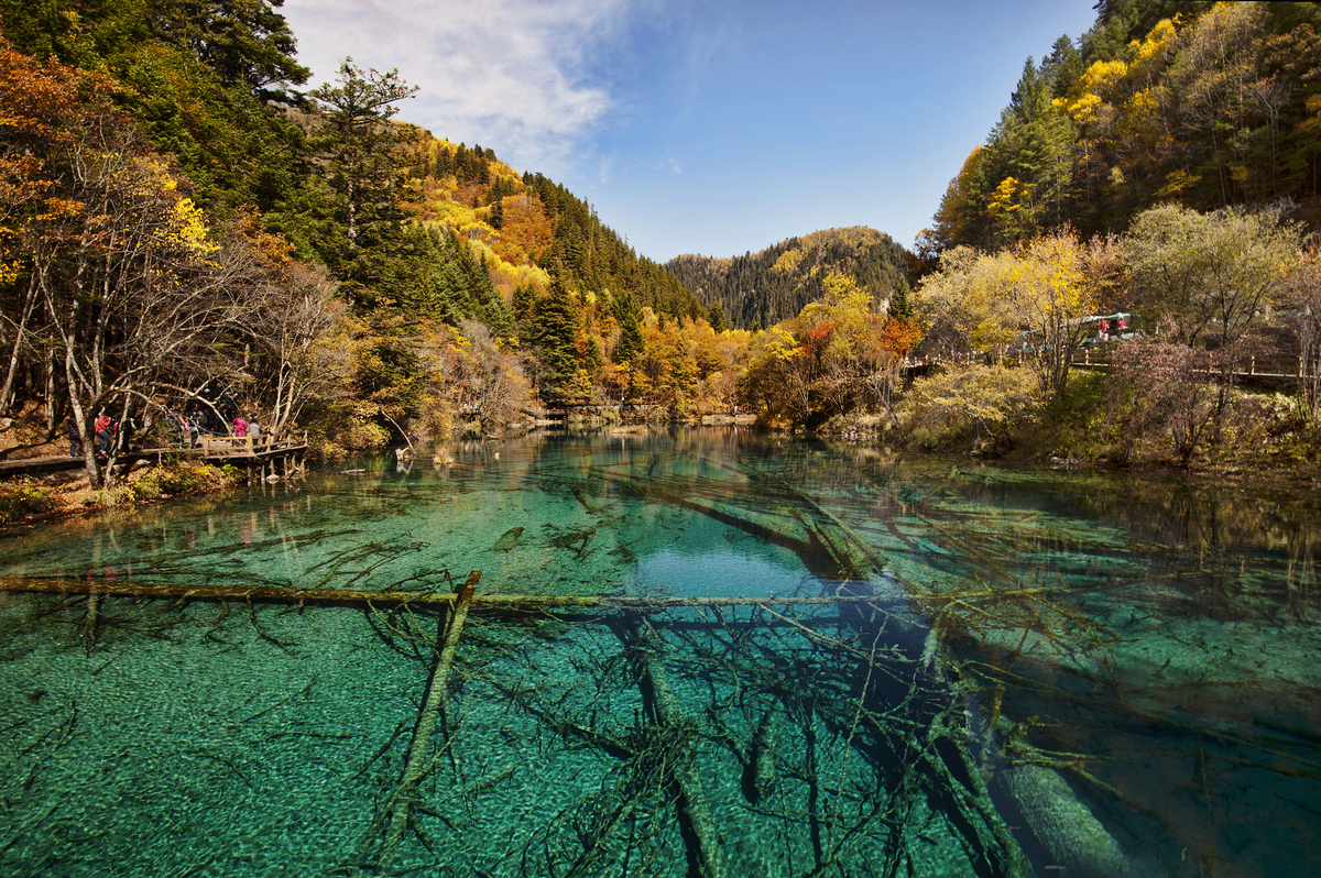 6. Thung lũng Jiuzhaigou, Trung Quốc: Ở tỉnh Tứ Xuyên, với diện tích 72.000 km² và độ cao 4.800m, nổi tiếng với hồ sinh thái đa dạng và được UNESCO công nhận là di sản thiên nhiên thế giới năm 1992.