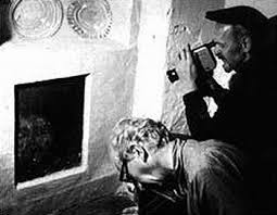 Sau khi gia đình thay gạch, khuôn mặt lại xuất hiện, và dưới sàn nhà phát hiện nhiều xương người. Hiện tượng kéo dài hơn 30 năm, không giải thích được dù đã có nhiều nghiên cứu.