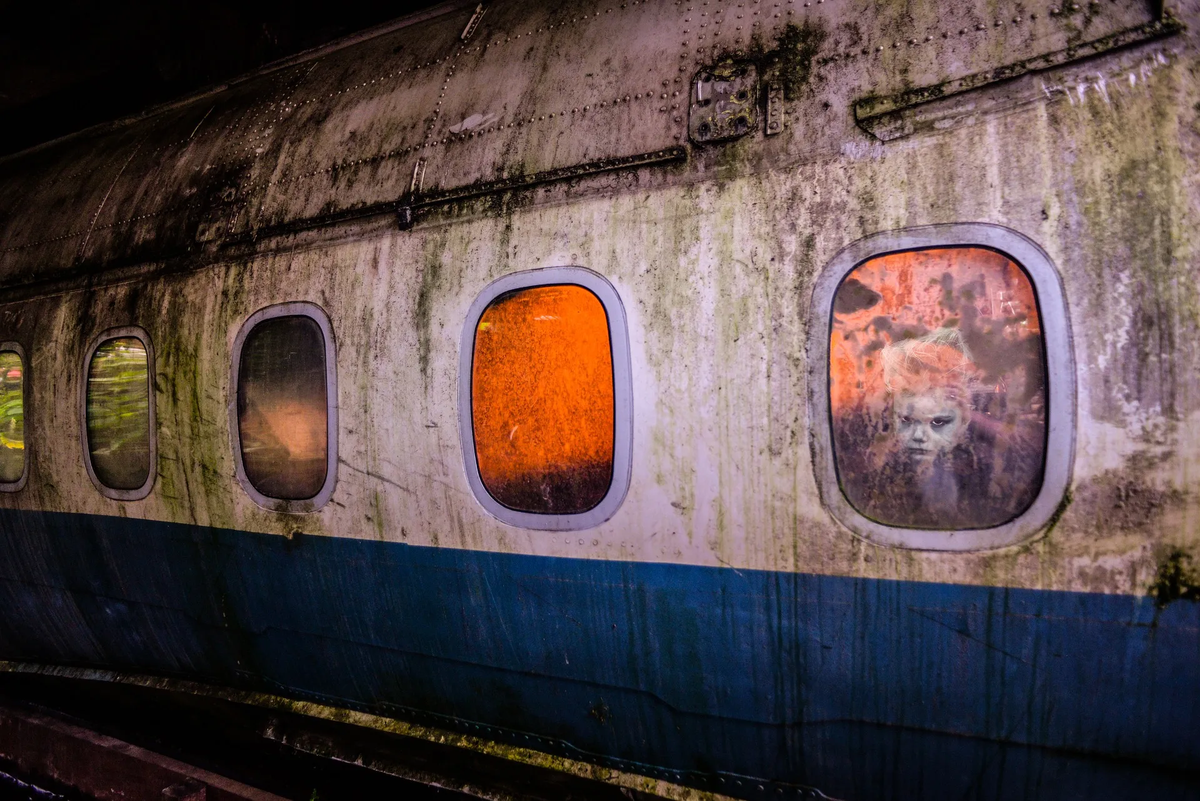 2. Chuyến bay 401: Năm 1972, sau khi chuyến bay 401 rơi tại Miami, cơ trưởng Bob Loft và cơ phó Don Repo được cho là xuất hiện trên các chuyến bay khác.