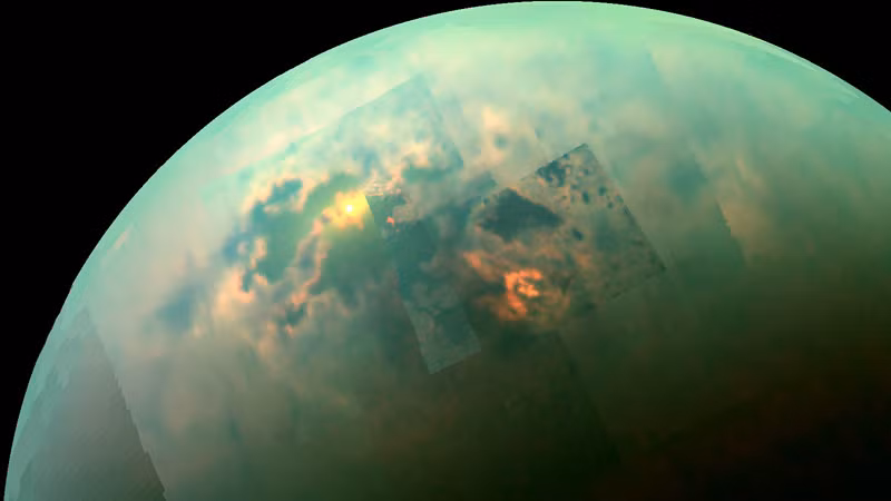 Dữ liệu cho thấy Titan, vệ tinh lớn nhất của Sao Thổ, có cảnh quan giống Trái Đất với hồ, sông và núi dưới lớp khí quyển dày.