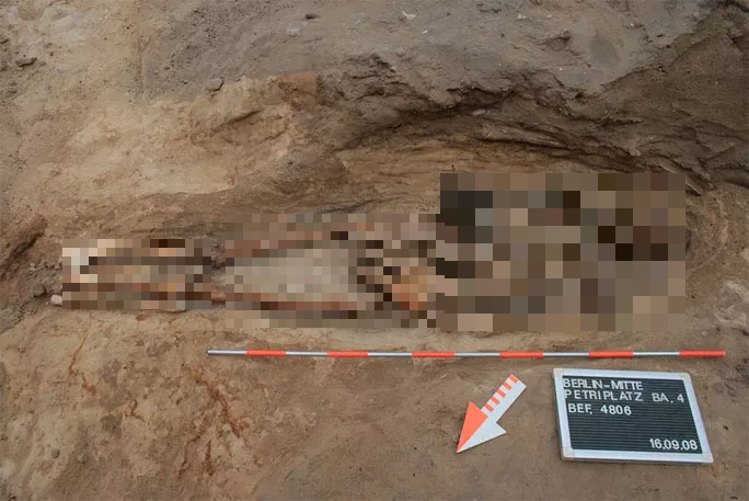 Một ngôi mộ cổ ở Thụy Sĩ được xác định là kiểu chôn cất dành cho zombie hay xác sống. Công trình nghiên cứu do tiến sĩ Amelie Alterauge và cộng sự Sandra Losch từ Đại học Bern (Thụy Sĩ) dẫn đầu đã xác định rằng người đàn ông trong mộ này được đặt trong tư thế úp mặt xuống đất, có một con dao đặt gần cánh tay và một ví đầy tiền xu niên đại từ năm 1630-1650.