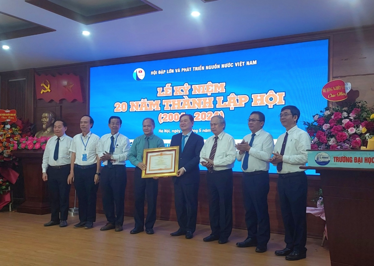 Chu tich VUSTA Phan Xuan Dung chuc mung VNCOLD nhan ky niem 20 nam thanh lap-Hinh-3