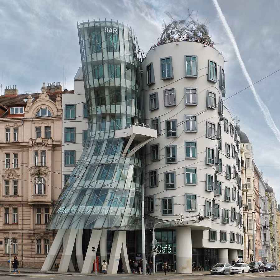 2. Nhà nhảy múa (Praha, Czech): Tòa nhà văn phòng ở trung tâm Prague, thiết kế bởi kiến trúc sư Vlado Milunish và Frank Harry, hoàn thành năm 1996.