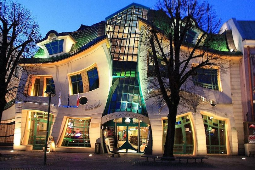 7. Ngôi nhà cong (Sopot, Ba Lan): Một phần của Trung tâm thương mại Rezydent, thiết kế lấy cảm hứng từ hình minh họa truyện cổ tích của họa sĩ Jan Martin Szanser.