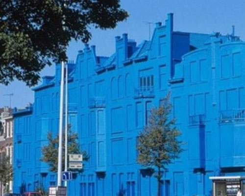 6. Ngôi nhà xanh (Rotterdam, Hà Lan): Ngôi nhà hoang được sơn màu xanh da trời để thu hút du khách và trở thành điểm chụp ảnh nổi tiếng.