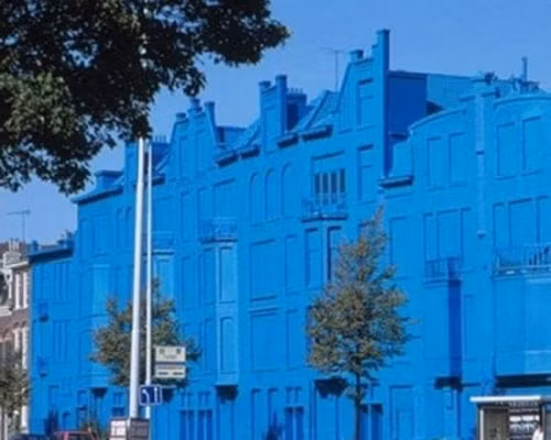 6. Ngôi nhà xanh (Rotterdam, Hà Lan): Ngôi nhà hoang được sơn màu xanh da trời để thu hút du khách và trở thành điểm chụp ảnh nổi tiếng.