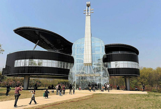 3. Nhà dương cầm (Hoài Nam, Trung Quốc): Biểu tượng của thành phố Hoài Nam, xây dựng năm 2007, có hình dạng một chiếc đàn dương cầm với vĩ cầm bằng pha lê.