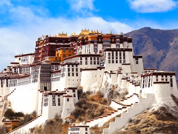 Ngoài ra, do tính chất tâm linh của cung điện, mọi người đều có ý thức tôn trọng nơi này, không ai dám chạm vào đồ vật bên trong.