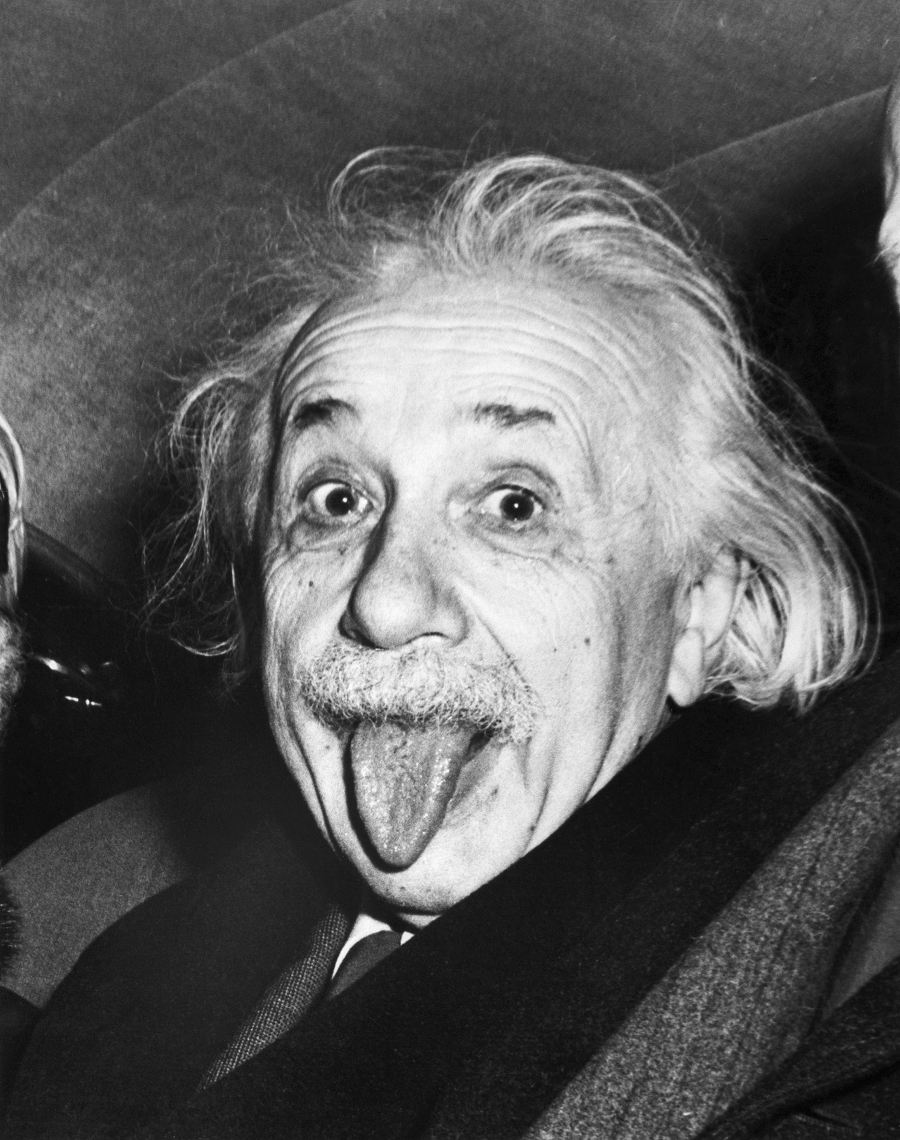 Einstein đã nhận giải Nobel Vật lý năm 1921 cho những cống hiến về lý thuyết lượng tử và hiệu ứng quang điện.