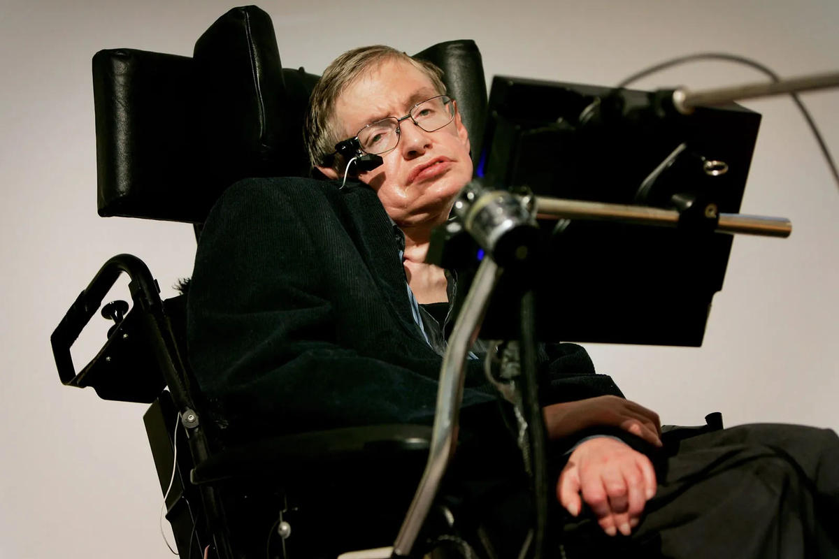 3. Stephen Hawking (1942-2018): Nhà vật lý thiên văn người Anh. Bị mắc chứng bệnh thần kinh Lou Gehrig khiến ông mất gần hết khả năng cử động, nhưng Hawking vẫn tiếp tục nghiên cứu và giao tiếp qua một thiết bị phát âm gắn với máy tính.