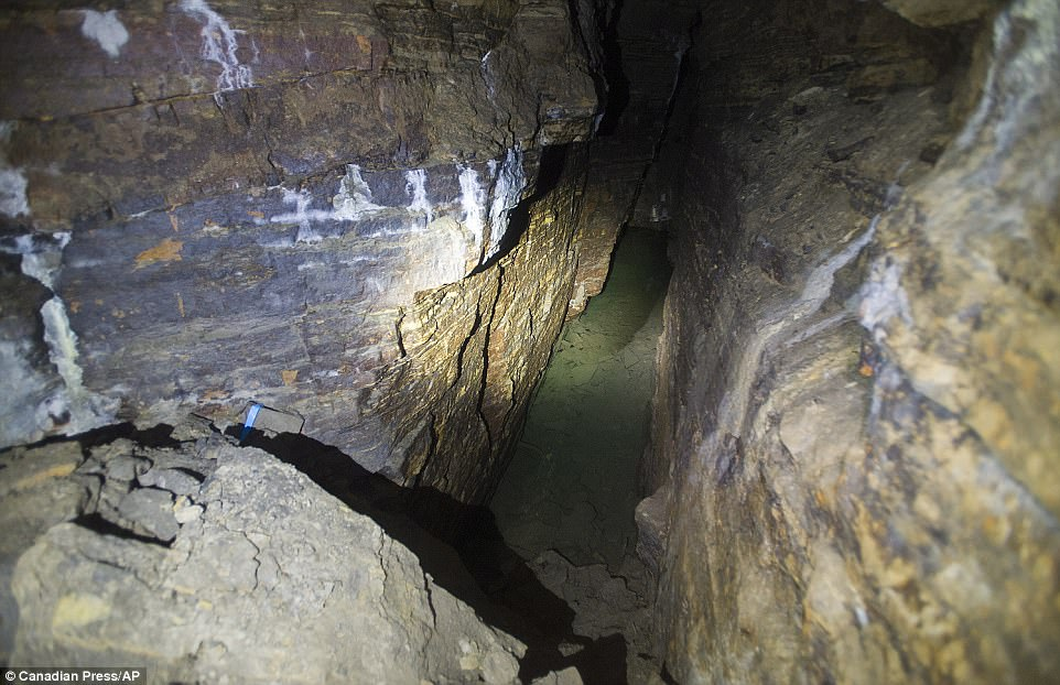 Nguồn gốc của các đường hầm này gây nhiều suy đoán, bao gồm cả khả năng do người ngoài hành tinh, sinh vật bí ẩn dưới lòng đất, hoặc một nền văn minh tiền sử tạo ra.