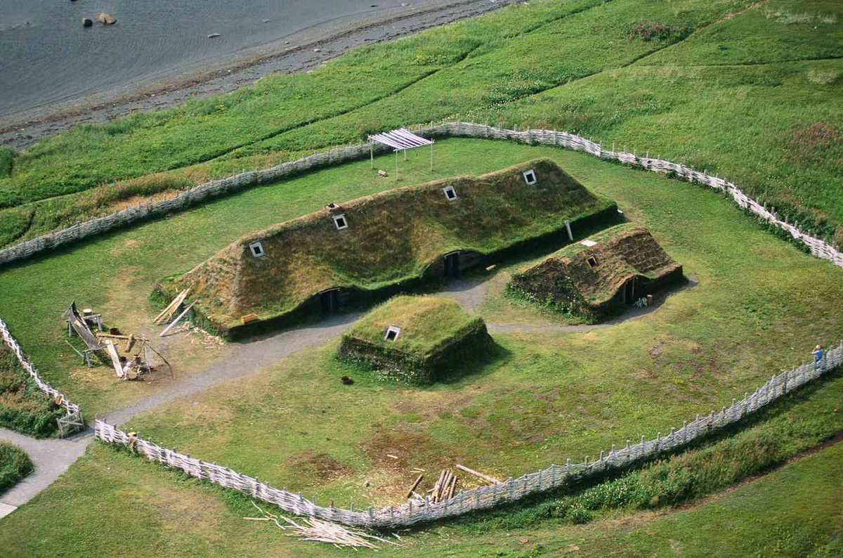 1. L’Anse aux Meadows, Canada: Là một trong những phát hiện khảo cổ kỳ quái khiến chuyên gia "vò đầu bứt tai", địa điểm này được phát hiện vào năm 1960, nằm ở mũi phía Bắc của đảo Newfoundland. Công trình do người Viking xây dựng và được xem là di chỉ lớn nhất của người Bắc Âu ngoài Greenland.